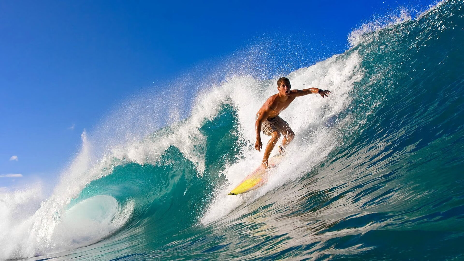 转换进攻中传球优先还是持球推进更有效,足球转移进攻